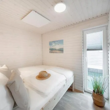 Hausboot Ran Mit Dachterrasse In Schleswig